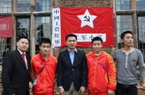 Figure 13: Lord Wei (韦鸣恩) (middle); Chinese Olympic athletes Cao Yuan (曹缘) (right of Lord Wei) and Zhang Yanquan (张雁全) (left of Lord Wei); and Wu Qi (吴奇) (far right), Director of the National Red Army Elementary School Construction Engineering Council 全国红军小学建设工程理事会)