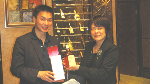 Figure 2: Lord Wei and Wu Jing (吴晶) exchange commemorative gifts.
